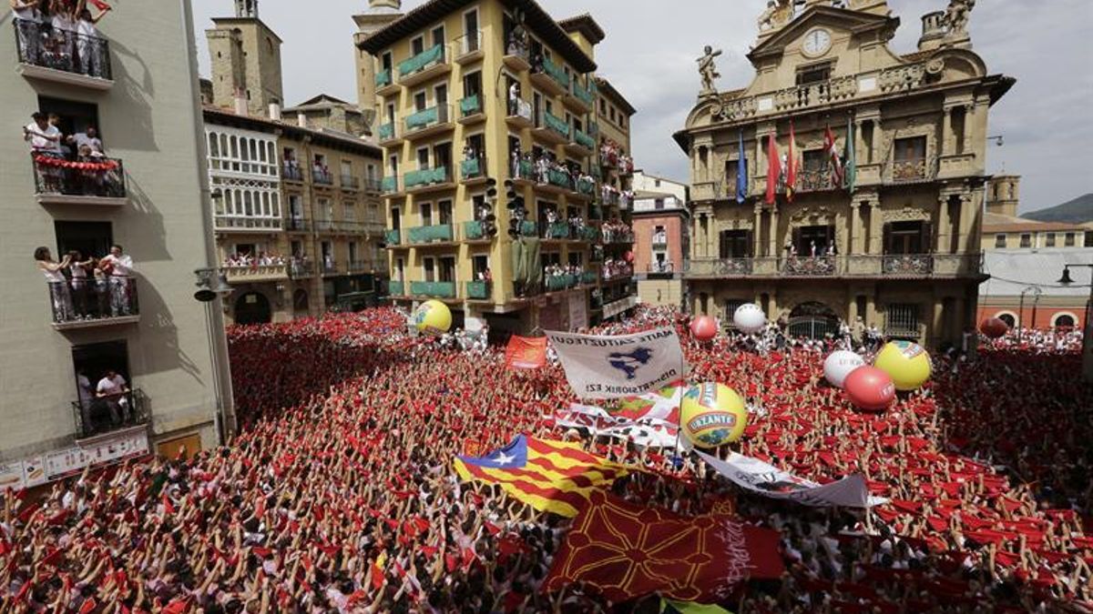 Miles de personas festejan el inicio de los sanfermines 2017 tras el lanzamiento del chupinazo