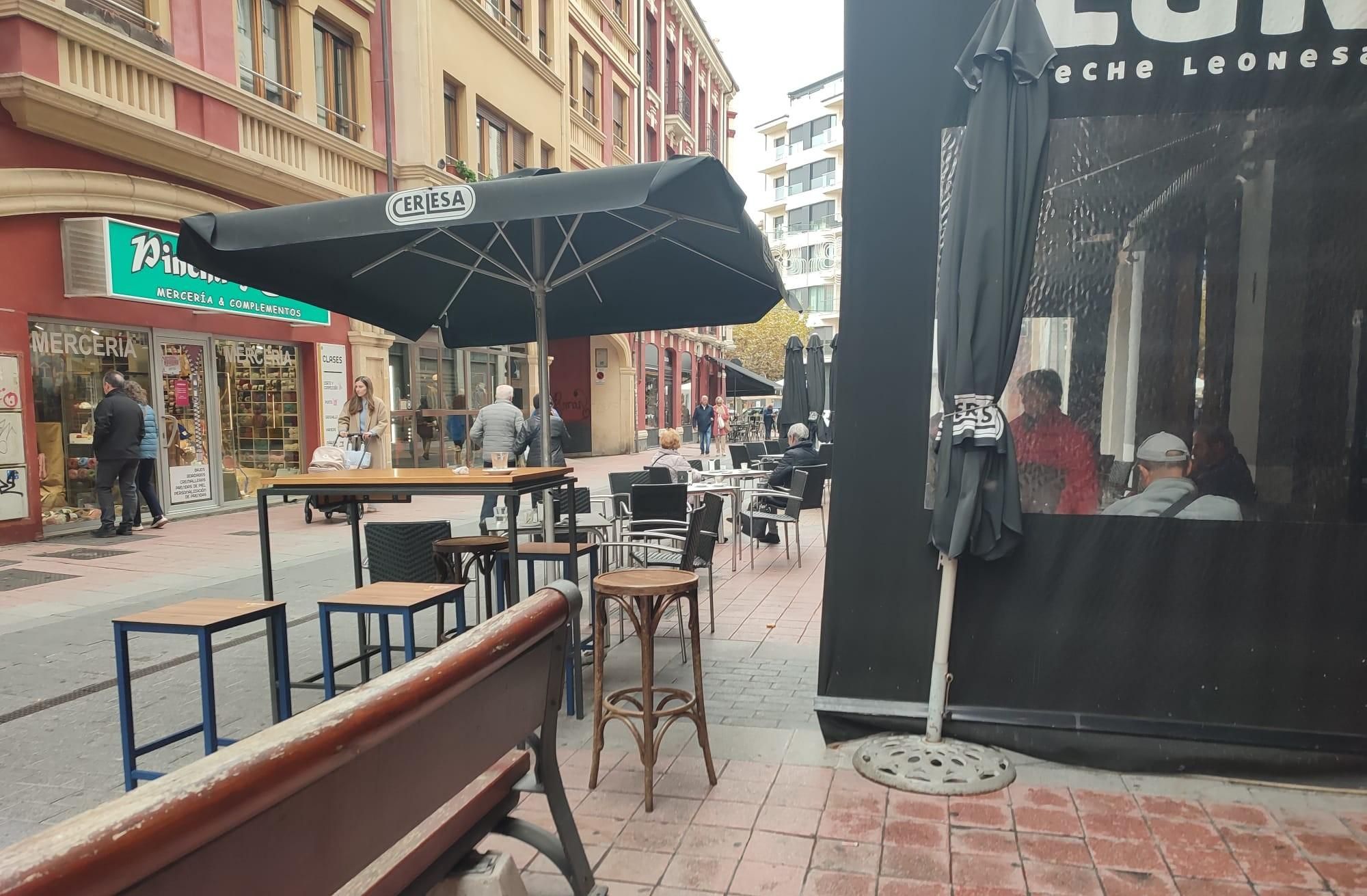 Terraza de un bar en el entorno de la Pícara Justina.