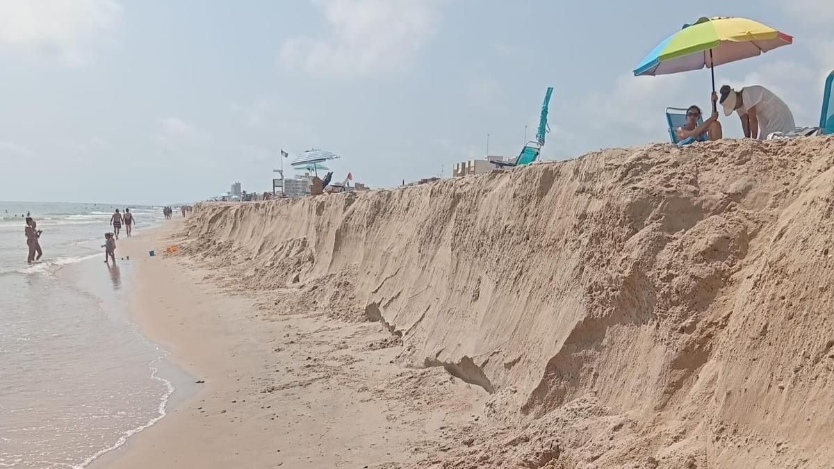 La regeneración de las playas valencianas no cuaja: los temporales dejan escalones de arena de metro y medio de altura