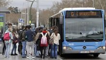 Amenaza de huelga de los trabajadores de la EMT al nuevo Gobierno tras siete años sin paros en los autobuses madrileños.