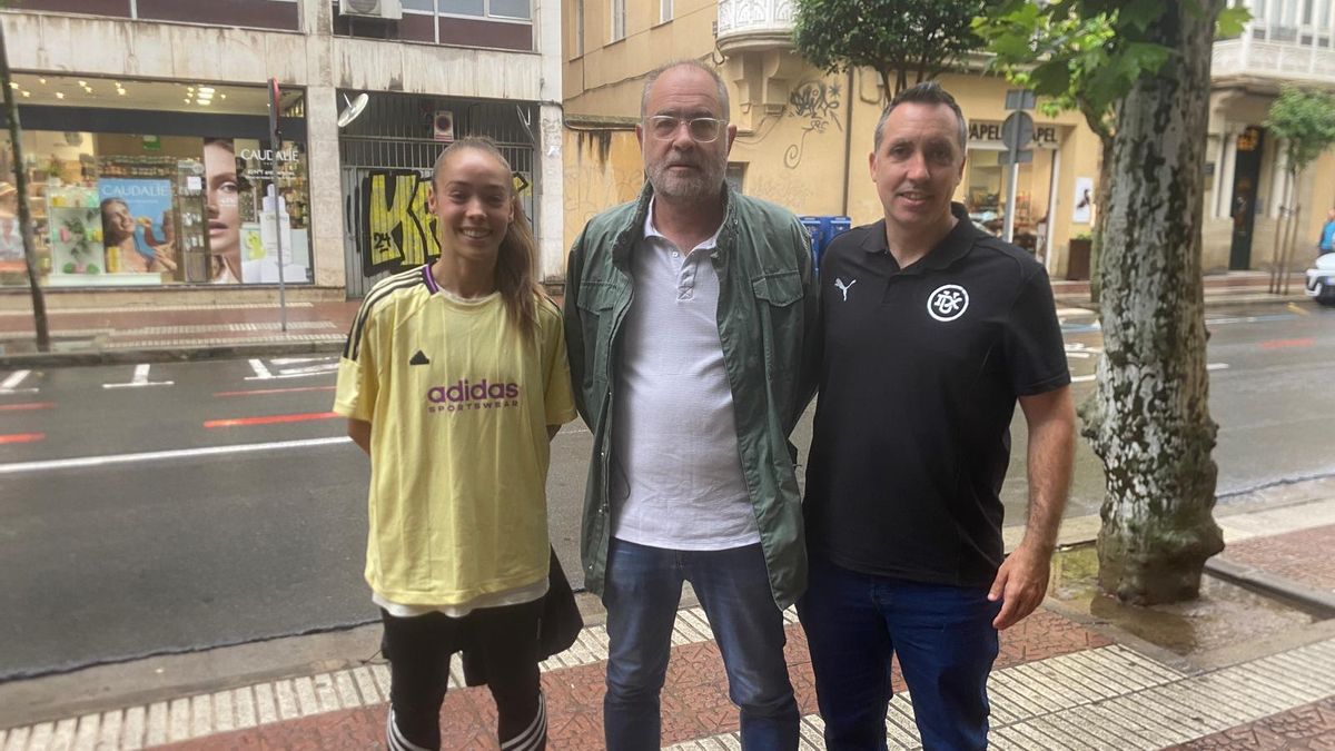 La jugadora Shara Rández, el directivo Fernando Martínez y el entrenador Héctor Blanco