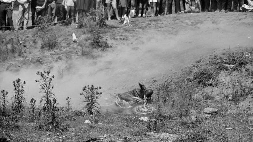 Una caída en el I Motocross Virgen Blanca, celebrado el 6 de agosto de 1964