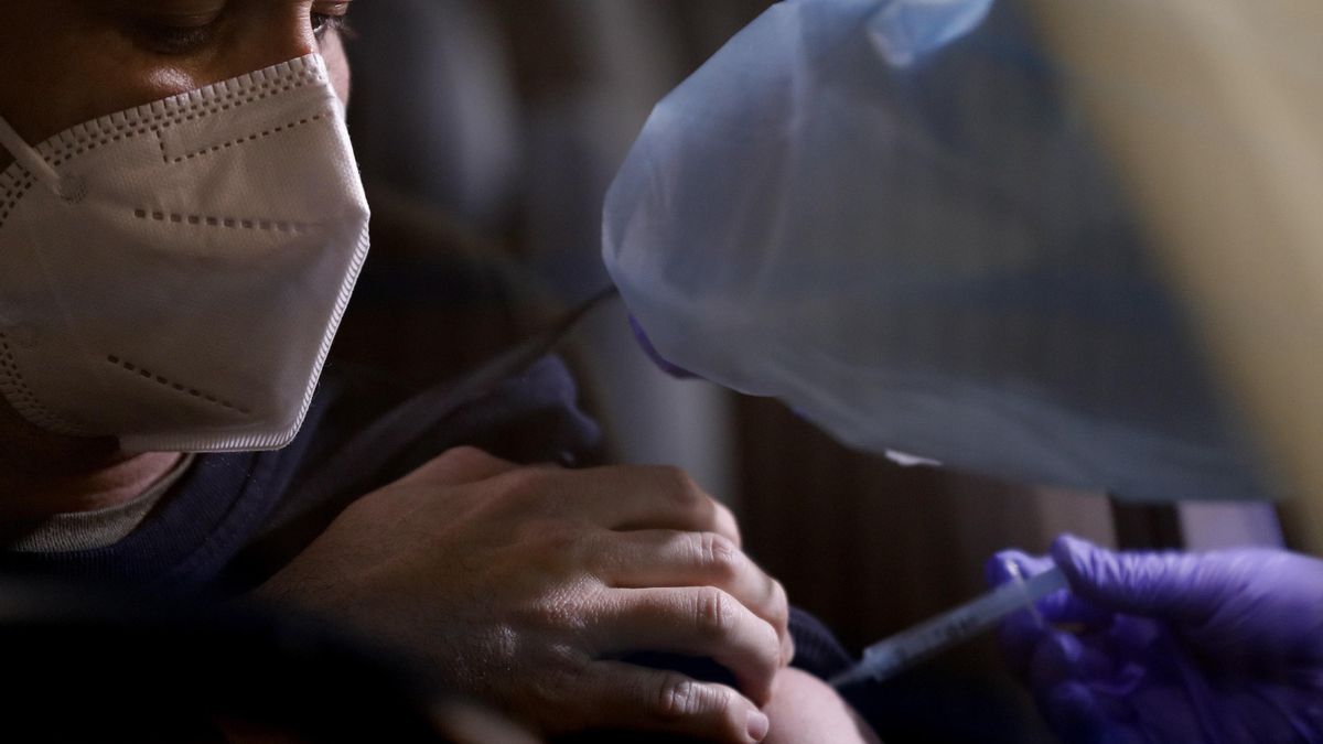Un sanitario inocula una dosis de la vacuna contra el coronavirus. EFE/Jorge Zapata/Archivo
