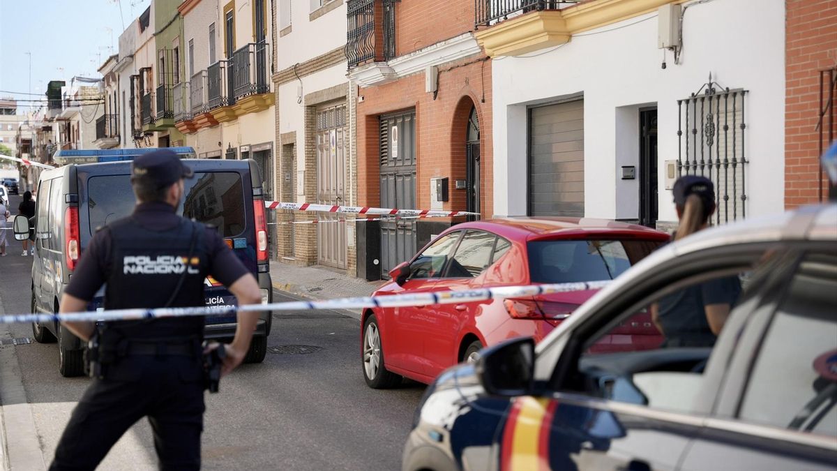 Agentes de la Policía Nacional acordonan el escenario del crimen.