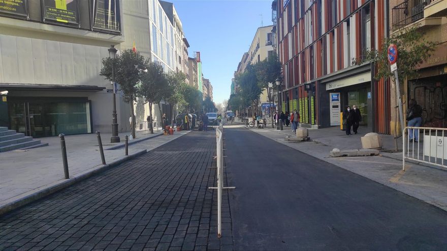 Aspecto actual de la calle Valencia. A la derecha, asfalto normal; a la izquierda, tras el acabado que imita los adoquines retirados