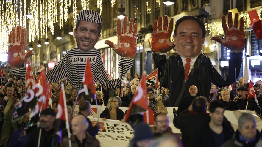 Una nueva manifestación reclama que Mazón deje el acta de diputado: "Ha sido una persona nefasta"