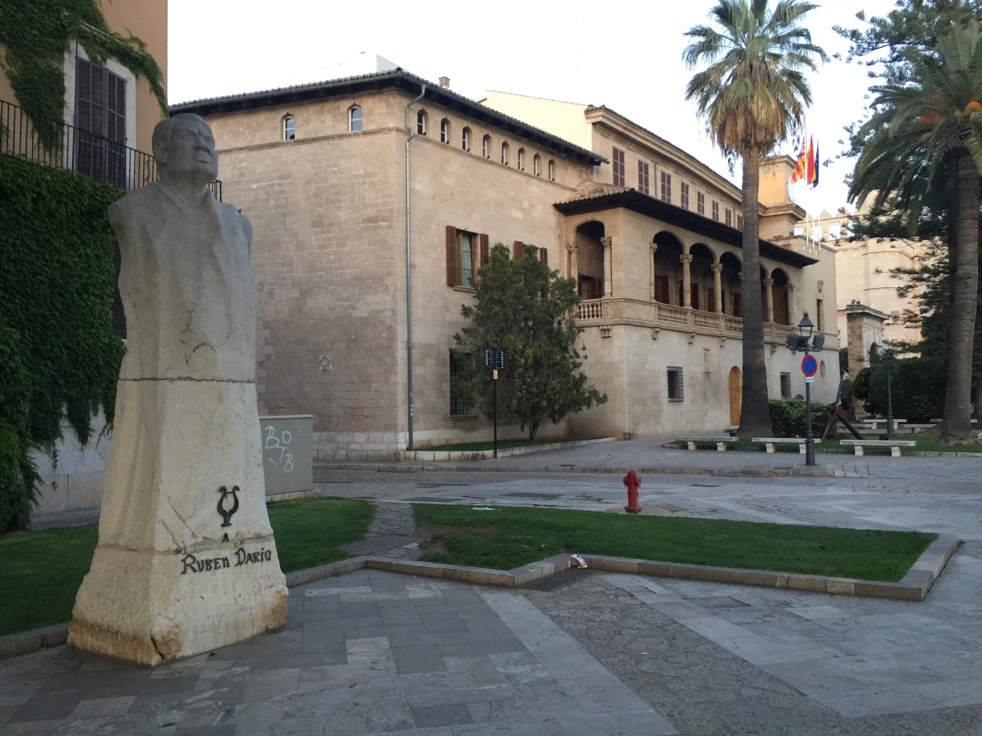 Monumento a Rubén Darío y fachada del Consulado del Mar, sede la de la Presidencia del Govern balear.