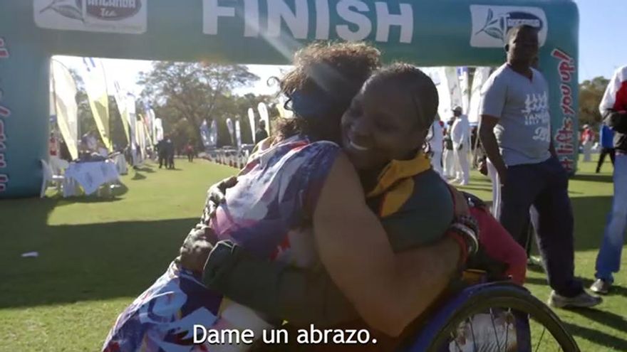 Margret Bangajena con Raúl, tras cruzar la línea de meta