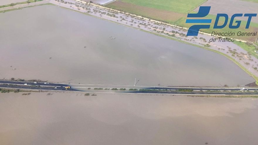 Hallado un cadáver en la zona de Sevilla donde se busca a un matrimonio arrastrado por un arroyo