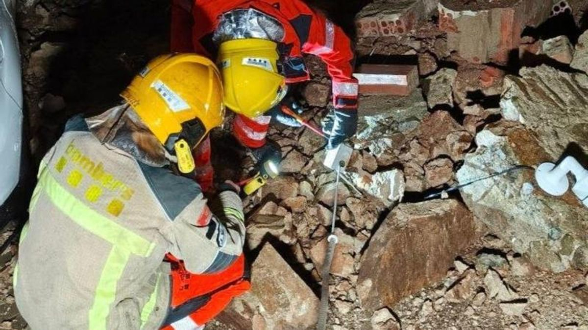 Los Bomberos rescatan a diversos conductores atrapados por el agua en Granollers y Canovelles (Barcelona)