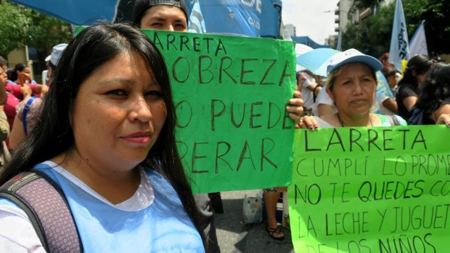 El movimiento social Barrios de Pie marcha en reclamo de alimentos y ayuda social para hacer frente al agravamiento de la crisis social en Argentina este miércoles, en Buenos Aires (Argentina).