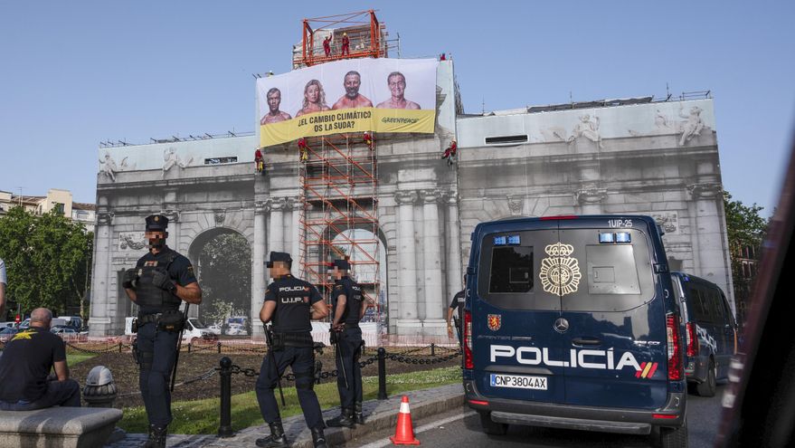 Activistas de Greenpeace han desplegado una lona en la emblemática Puerta de Alcalá de Madrid en la que preguntan a los principales candidatos a la presidencia del Gobierno, Pedro Sánchez (PSOE), Alberto Núñez Feijóo (PP), Santiago Abascal (Vox) y Yolanda Díaz (Sumar), si el cambio climático "se la suda". EFE/Fernando Villar