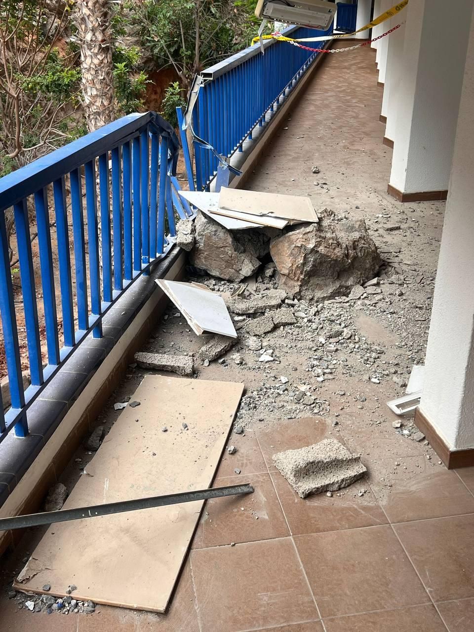 Destrozos causados por la rocas caídas en el edificio de apartamentos.