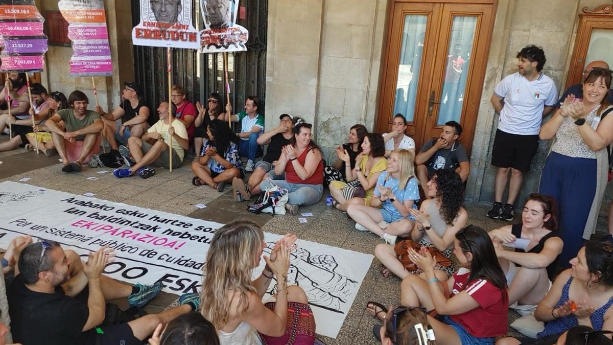 Trabajadoras de intervención social de Álava en una concentración en Vitoria