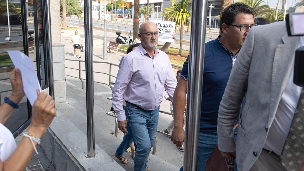 Imagen de archivo del ex diputado del PSOE Juan Bernardo Fuentes Curbelo, alias Tito Berni, a su llegada a declarar al Juzgado de Instrucción Número 4 de Santa Cruz de Tenerife.