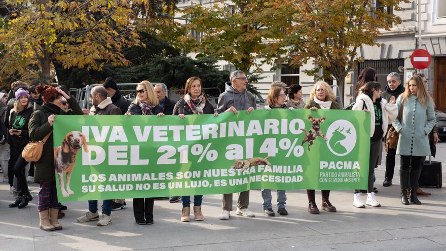 Militantes de Pacma durante una manifestación en Madrid frente al Congreso.