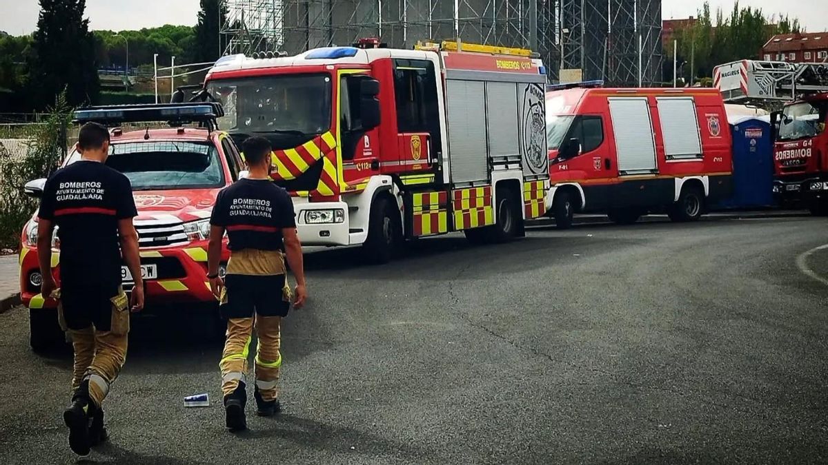 Una niña de 12 años y su padre, ingresados por inhalación de humo tras el incendio de una vivienda en Guadalajara