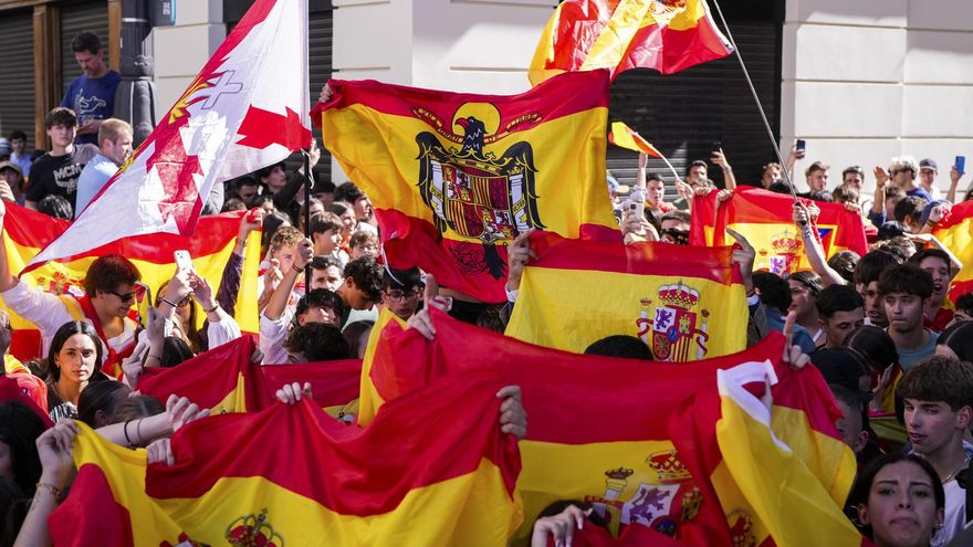 a Policía Nacional ha desplegado este lunes un cordón en torno a la acampada de la Puerta del Sol después de que un grupo de manifestantes con banderas de España y al grito de "Ceuta no se vende", se hayan concentrado también en este punto.