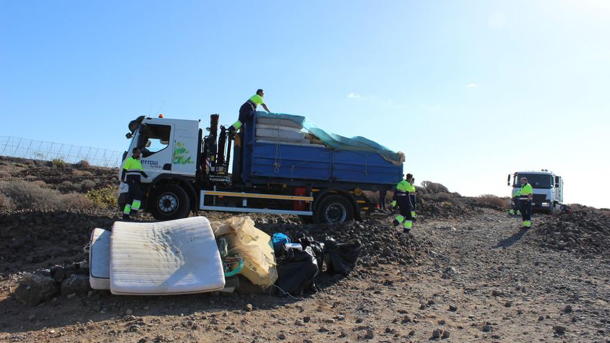 Basura y desperdicios retirados de los asentamientos costeros ilegales en Granadilla