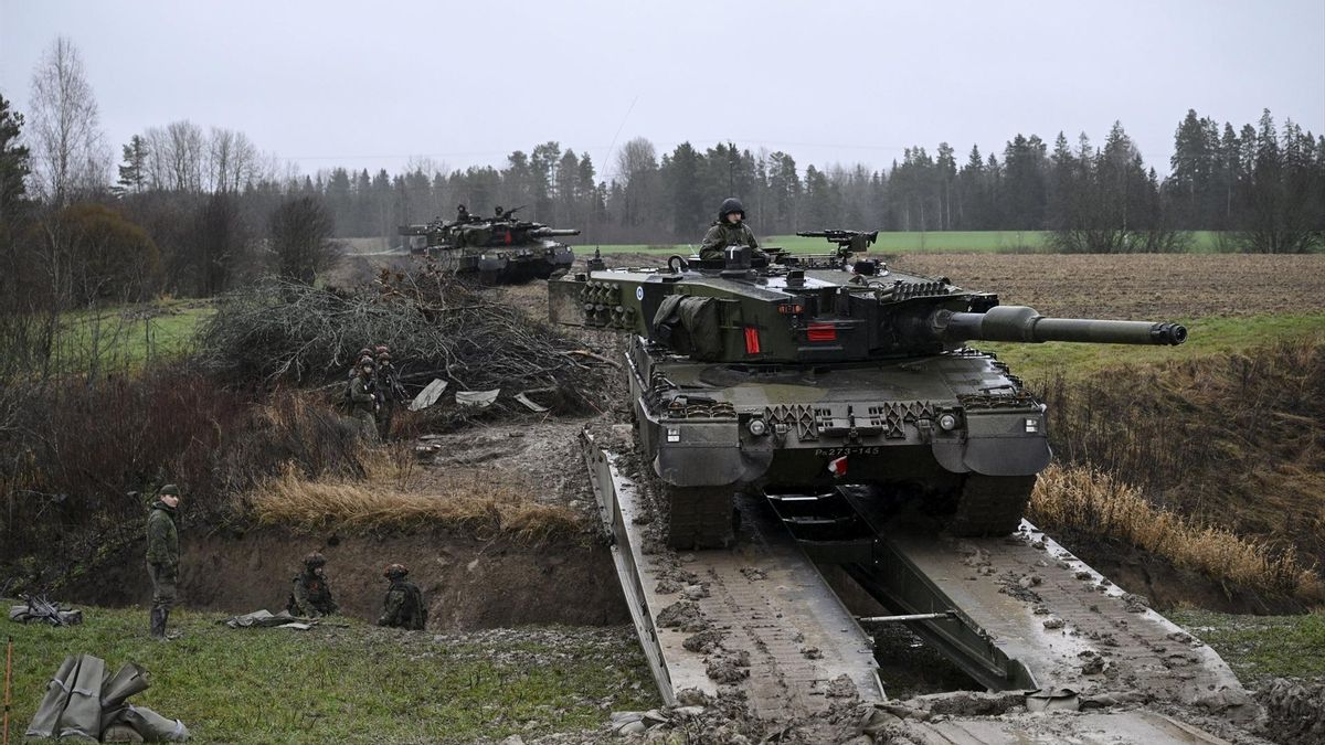 Tanques de combate Leopard 2 realizan maniobras en Finlandia.