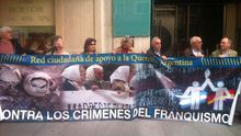 Los querellantes, frente al Consulado Argentino