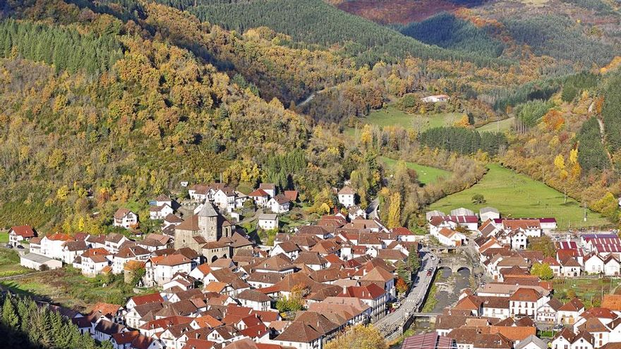 Cinco pueblos de España perfectos para visitar en otoño: senderismo y montaña sin la masificación ni el calor del verano