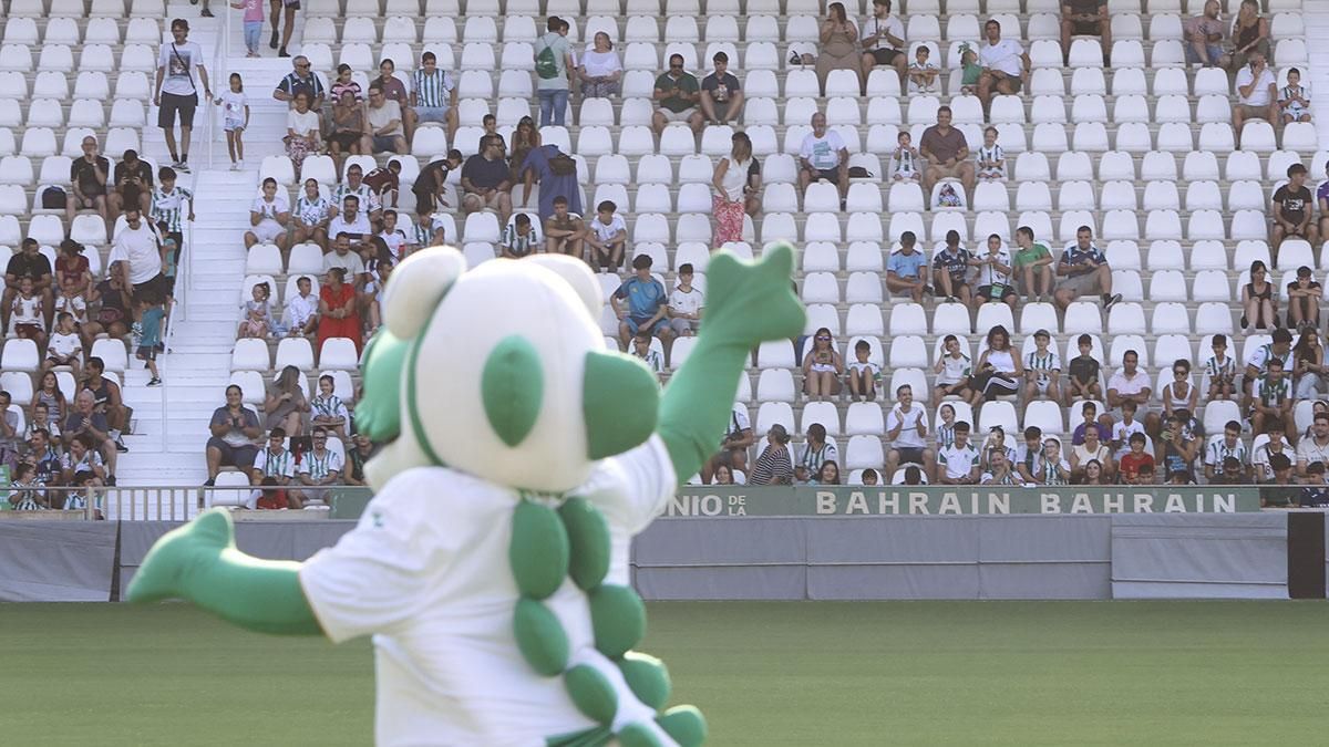 Entrenamiento del Córdoba a puerta abierta para la afición
