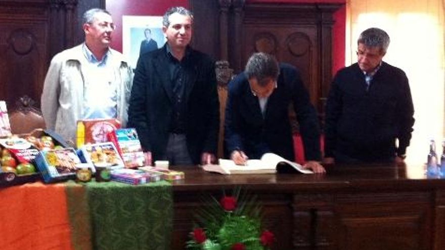 Zapatero firmando en el Libro de Honor