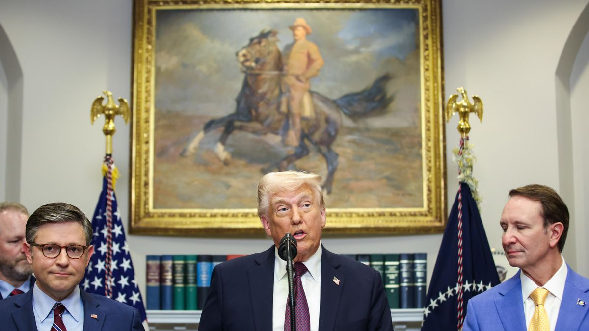El presidente estadounidense, Donald Trump (c), junto al gobernador de Luisiana Jeff Landry (d), recién nombrado enviado especial para Groenlandia, durante un acto el 24 de marzo de 2025 en la sala Roosevelt de la Casa Blanca en Washington. EFE/EPA/Samuel Corum/ POOL