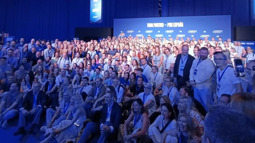 Baño de masas para Mazón en el congreso del PP con el apoyo de Tellado y gracias a la numerosa delegación valenciana