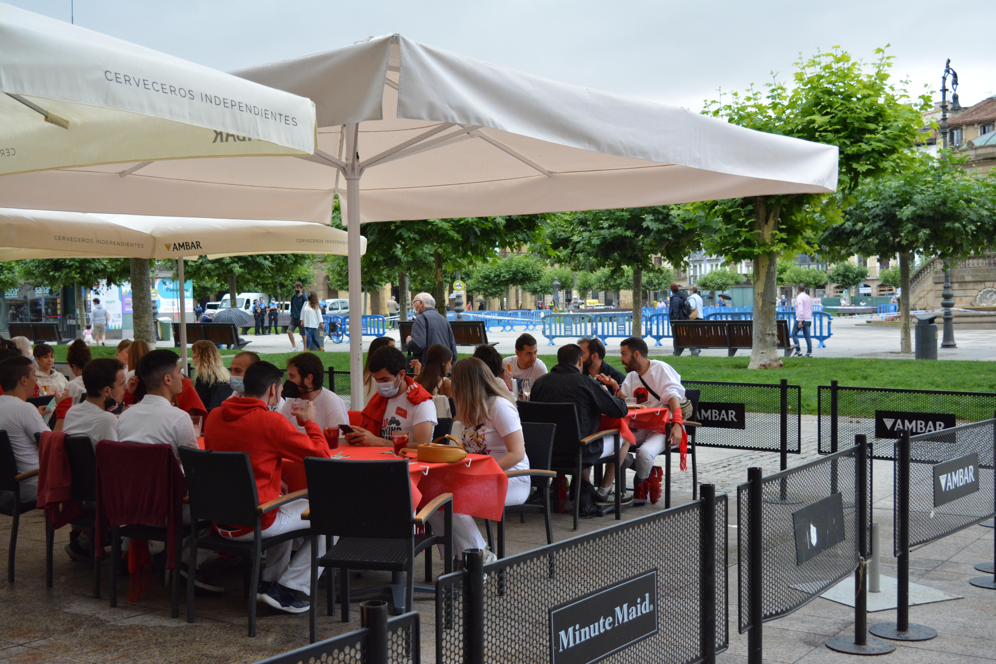 Un grupo de amigos celebrando un almuerzo en la plaza del Castillo