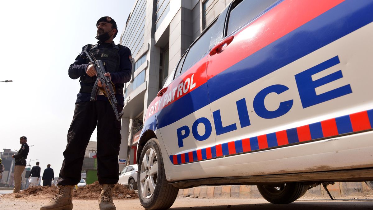 Un agente de seguridad pakistaní vigila un puesto de control en Peshawar, en Pakistán, este viernes.