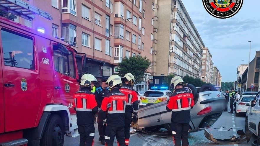 Un coche vuelca tras un accidente en la calle Castilla.