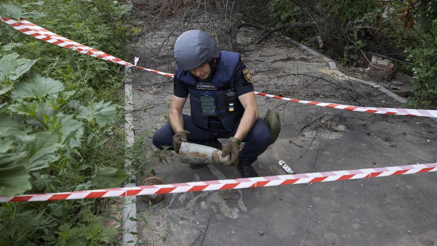 Un miembro del equipo de desactivación de minas y explosivos recoge el trozo de un cohete en el barrio de Saltivka, en Járkov (Ucrania), en una fotografía de archivo. EFE/Orlando Barría