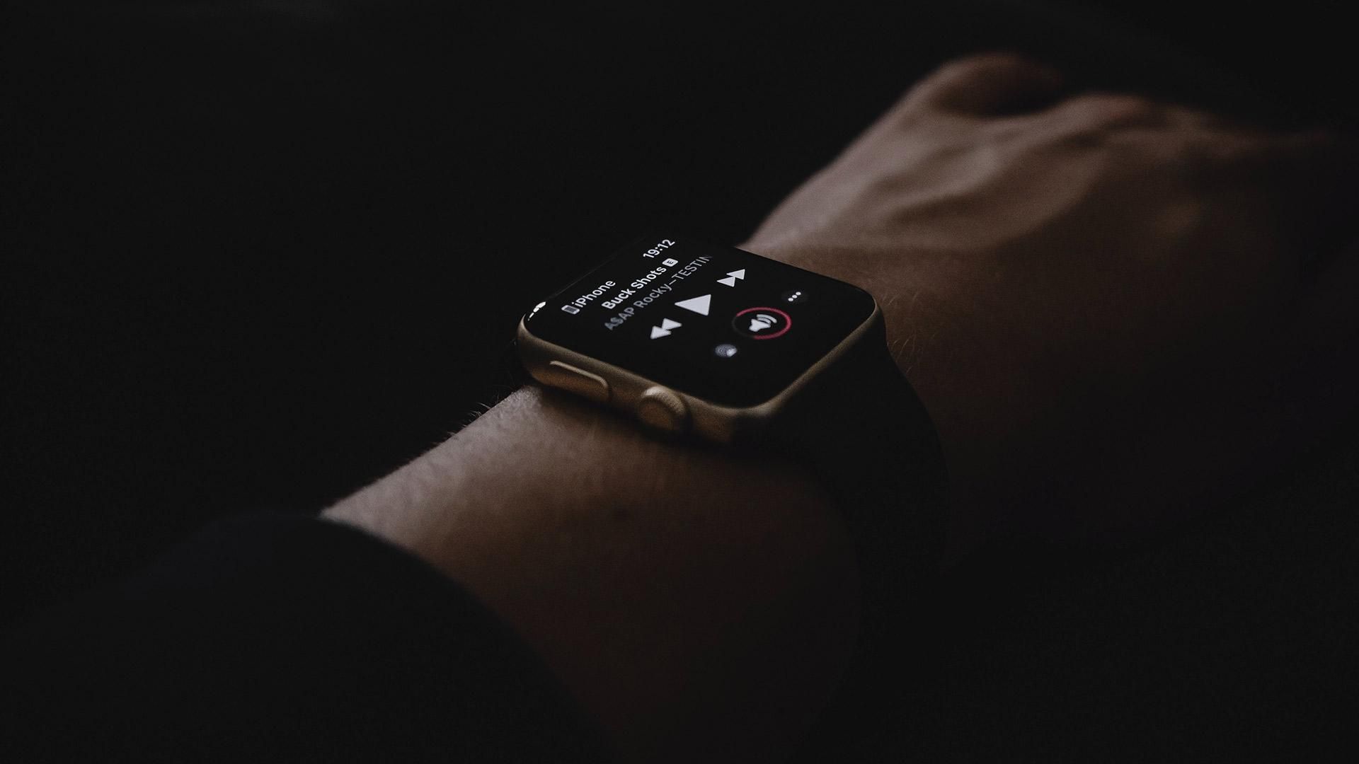 Una persona llevando un smartwatch