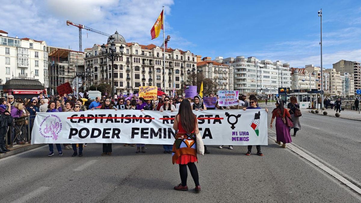 La marcha feminista por el 8M en Santander ha salido de Puertochico.