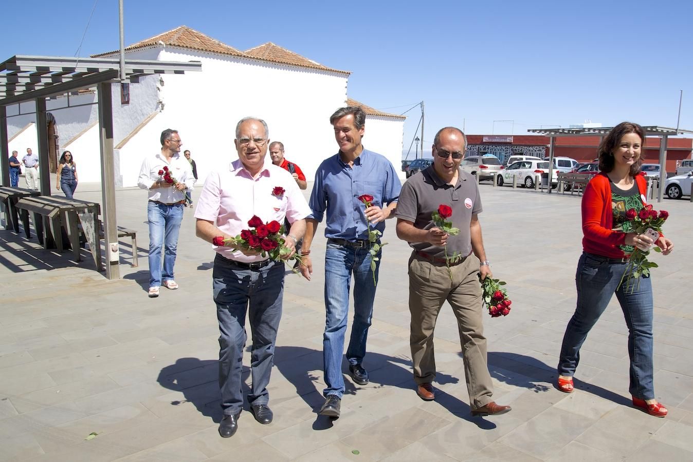 Casimiro Curbelo (i), Juan Fernando López Aguiar (c) y Julio Cruz (d) en la plaza de Chipude, La Gomera