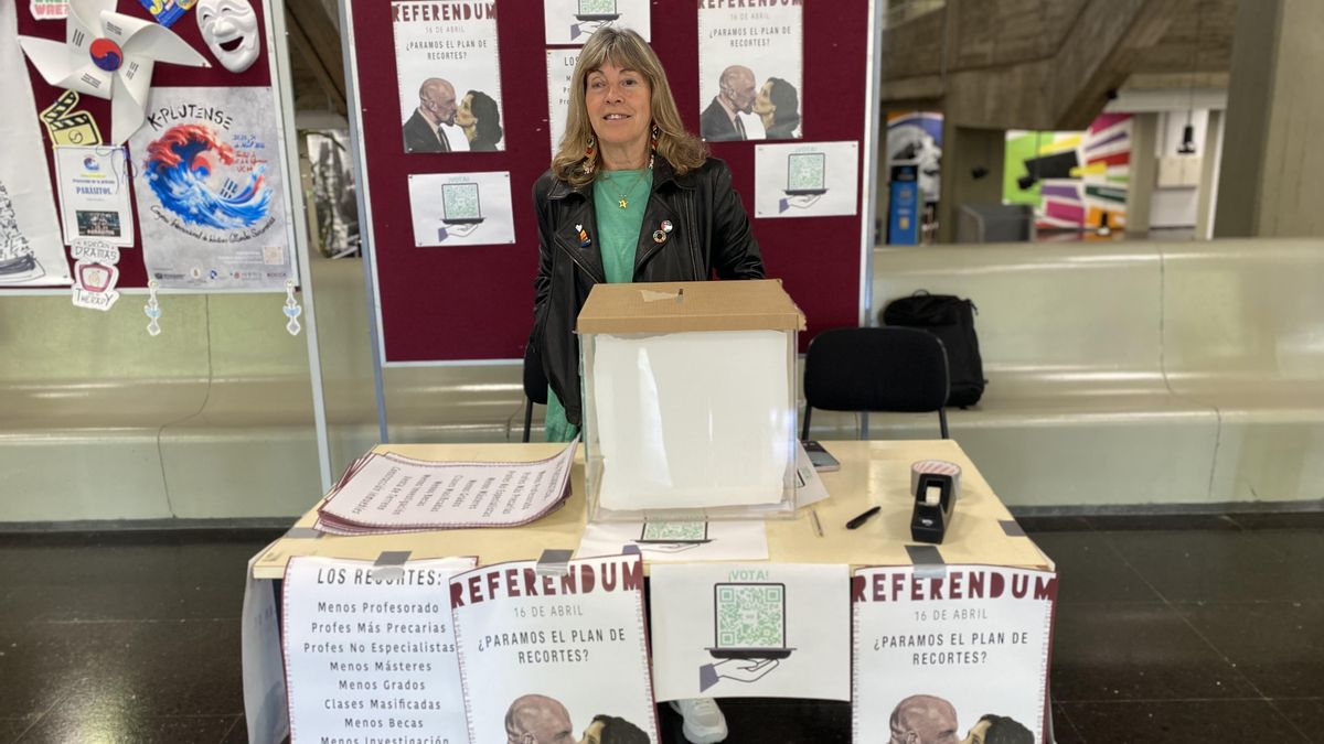 Eva Aladro en la mesa de votación de la Facultad de Ciencias de la Información de la UCM