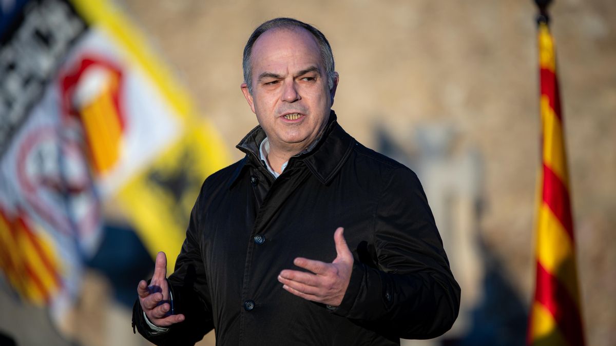 El secretario general de Junts per Catalunya, Jordi Turull, atiende a los medios de comunicación durante la ofrenda floral anual a la tumba del expresidente de la Generalitat Francesc Macià