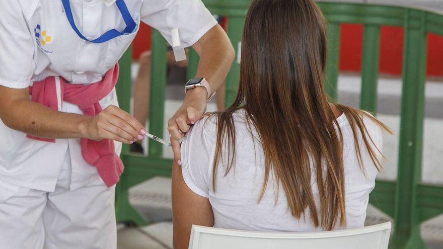 Canarias supera el 65% de su población diana inmunizada contra la COVID-19