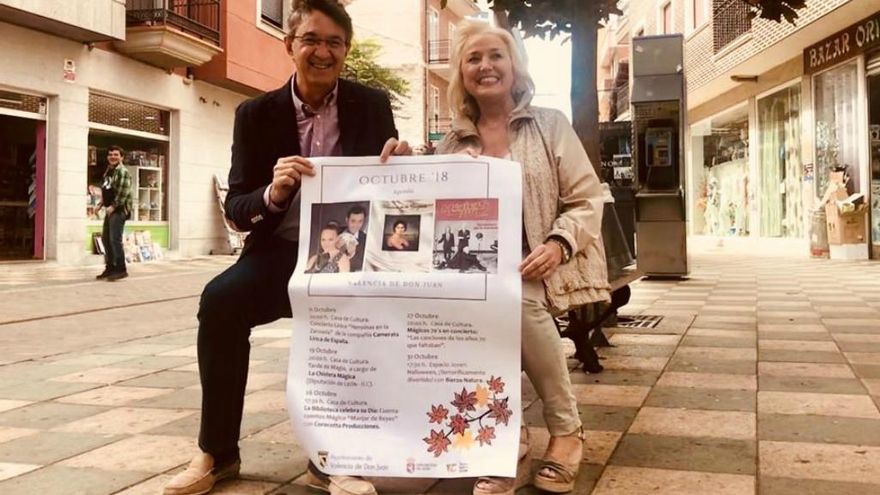 el alcalde coyantEEl alcalde de Valencia de Don Juan, Juan Martínez  Majo, y la concejala de Cultura, María Jesús Marinelli, presentan las actividades del mes de octubre.
