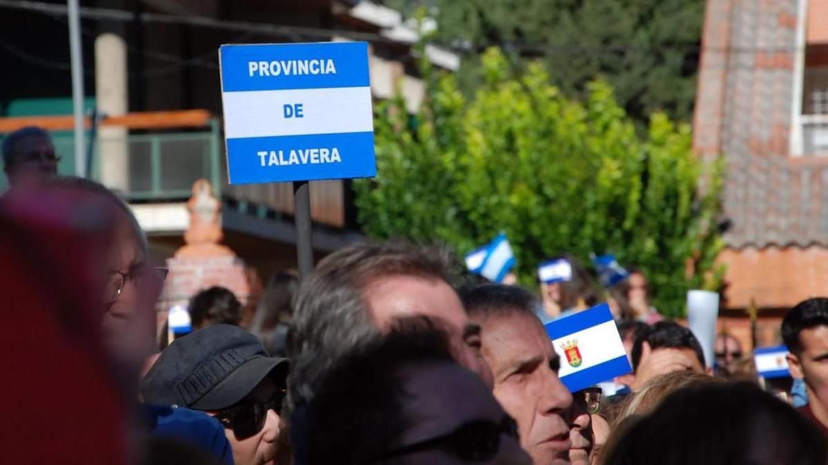 Cartel con la petición de la provincia de Talavera en una manifestación por la recuperación de la comarca