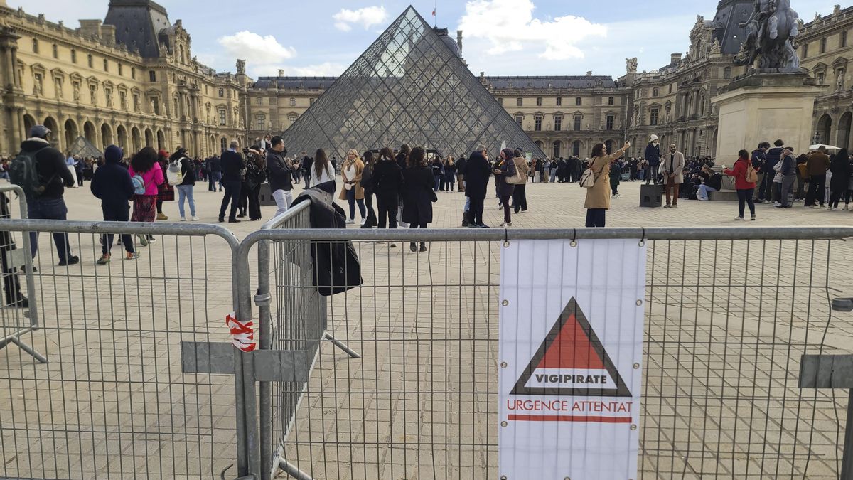 Dos de los cinco detenidos por el robo del Louvre entran en prisión
