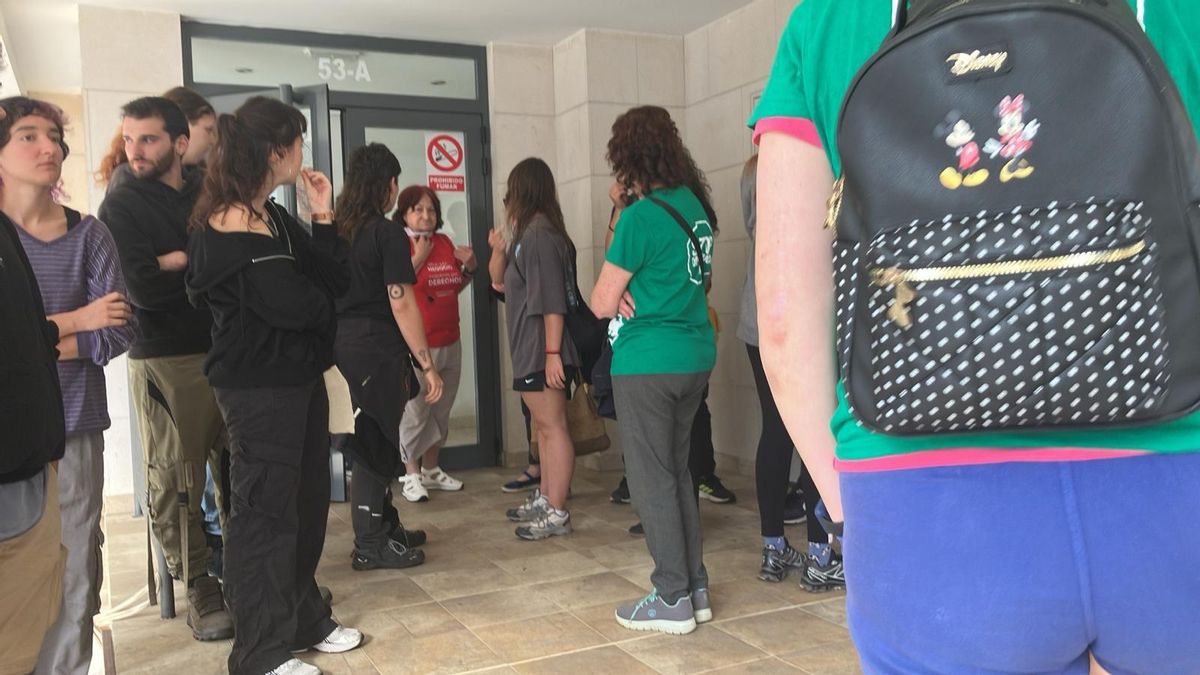 Decenas de personas tratan de parar el desahucio de José y su familia de su piso de alquiler en Muriedas, en manos de un fondo buitre