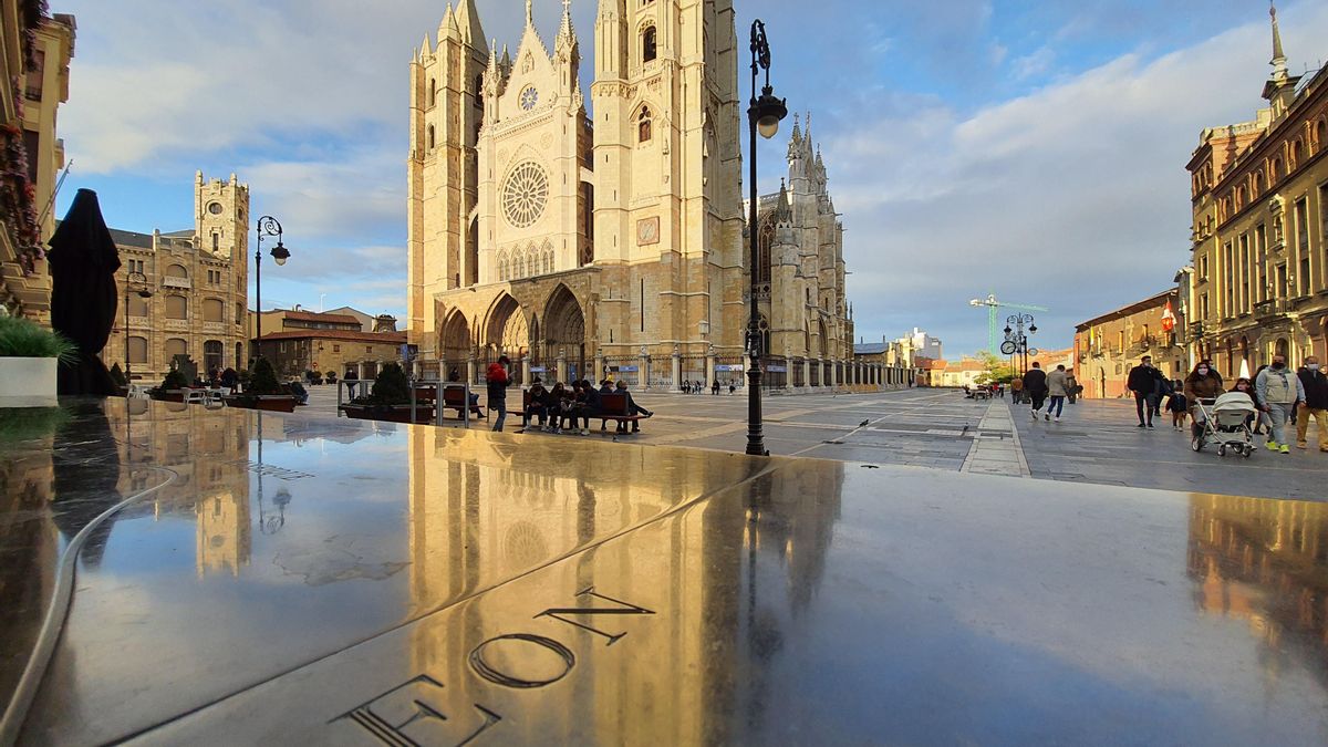 Personas paseando cerca de la Catedral de León, este lunes.