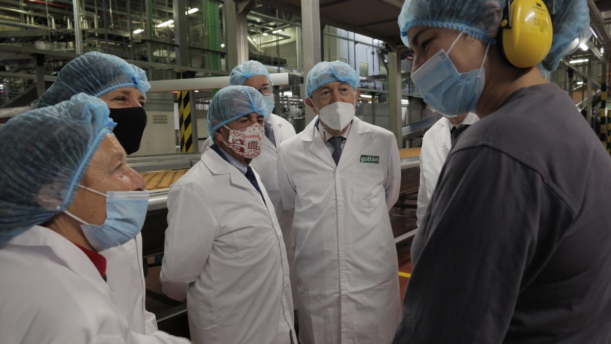 El presidente de Cantabria, Miguel Ángel Revilla, y el consejero de Industria, Javier López Marcano, visitan Gullón