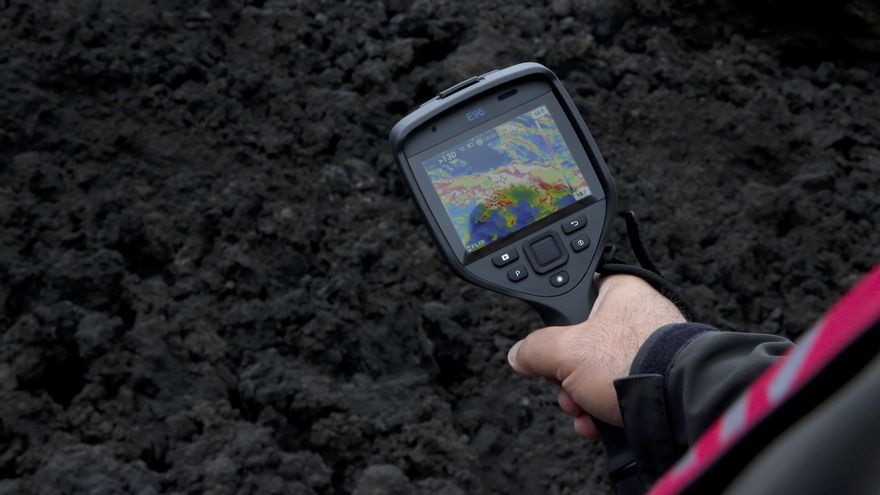 Stavros Meletlidis investigador del IGN mide la temperatura de la colada, que señala 150 grados en la zona de Tacande de Arriba.