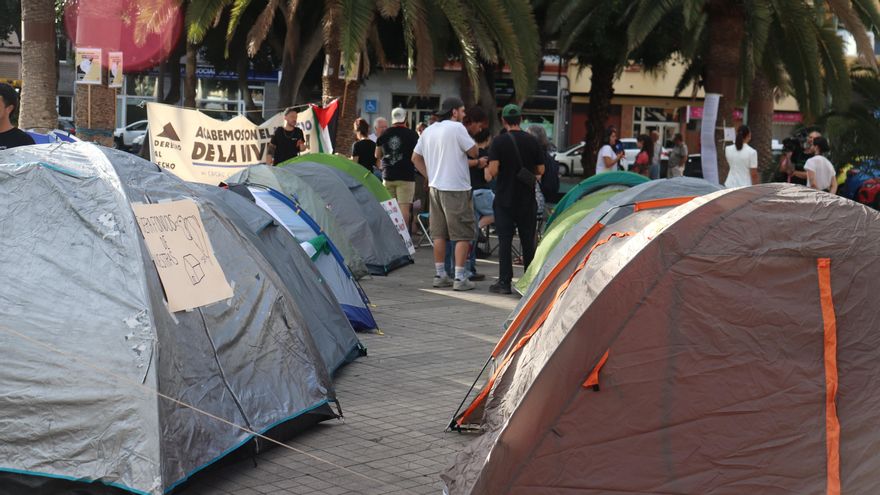 Acampada por la vivienda en la Plaza de la Feria de Las Palmas de Gran Canaria.