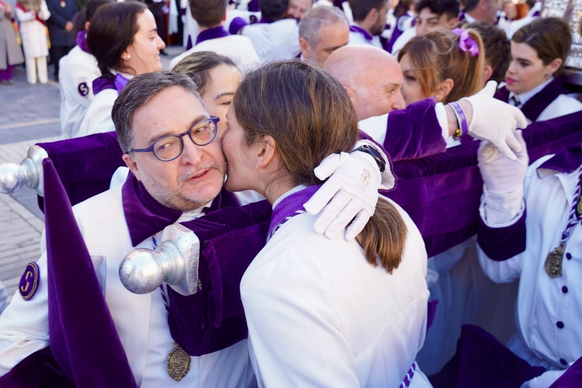 Los papones leoneses se quitan los caperuzos en la procesión de Domingo de Resurrección.