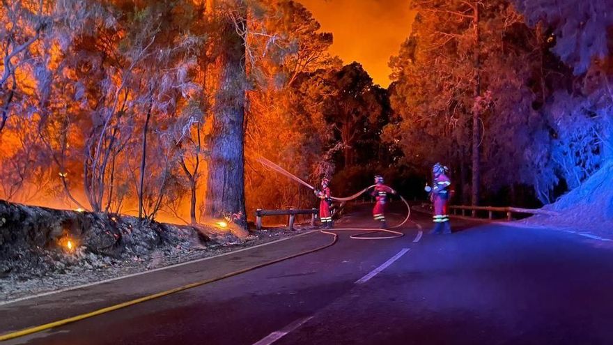 El incendio que comenzó entre Arafo y Candelaria avanza con fuerza